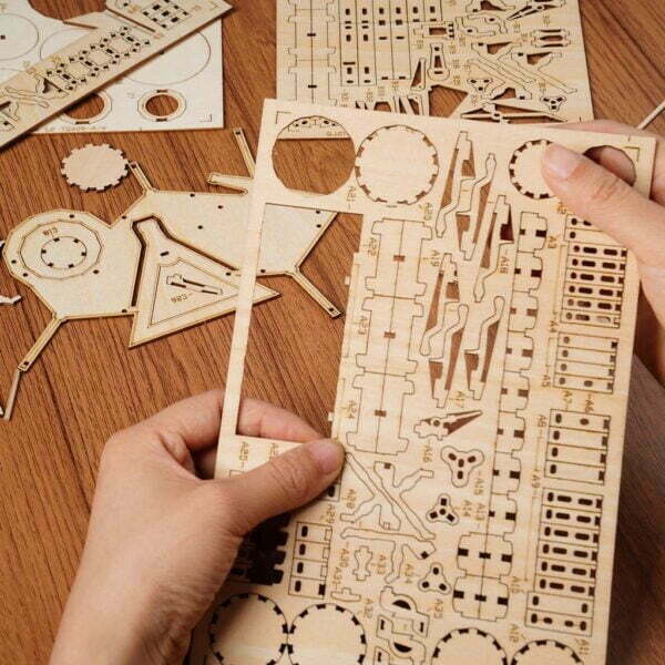 Un puzzle 3d en bois est en cours de réalisation pour créer une maquette d'un vaisseau spatial.