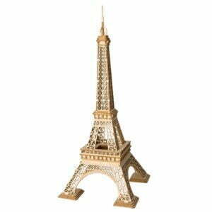 Une maquette en bois de la tour Eiffel sur fond blanc.