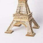 Une maquette en bois de la Tour Eiffel.