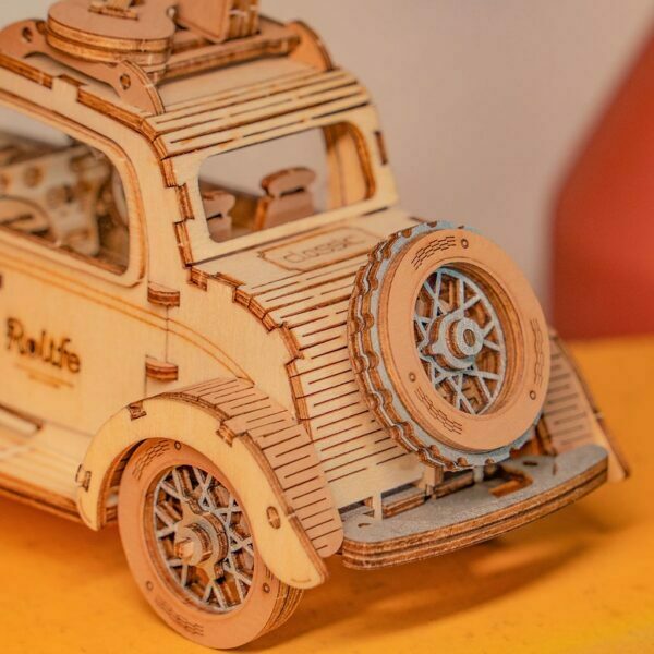 Une maquette puzzle 3d en bois d'une vieille voiture.