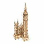 Une maquette en bois en forme de Big Ben à Londres.