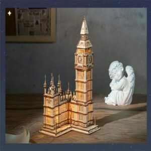 Une maquette en bois du Big Ben à Londres.