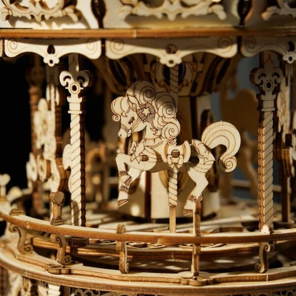Une maquette ROKR d'un carrousel musical en bois avec des chevaux dessus.