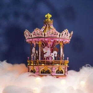 Une maquette rose du Carrousel musical enchanté posé au sommet des nuages.