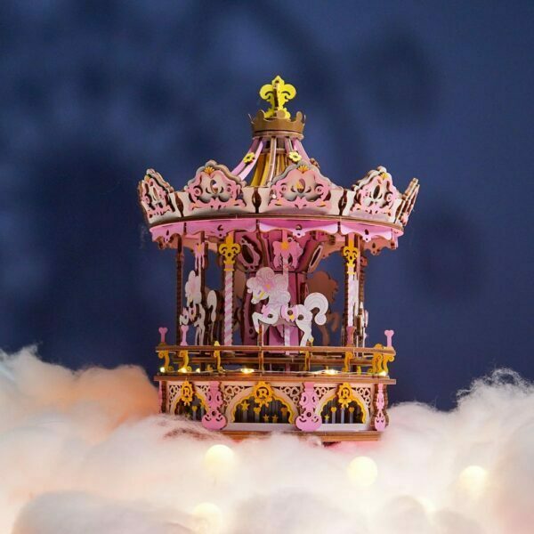 Une maquette rose du carrousel musical enchantÃ© posÃ© au sommet des nuages.