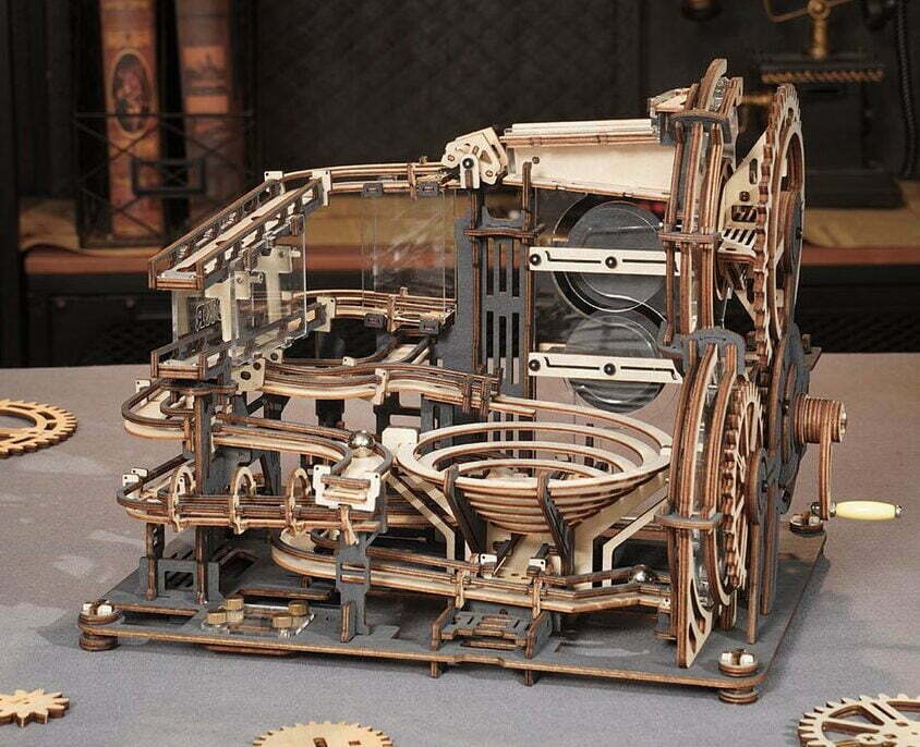 Une maquette ROKR de la machine nocturne Circuit à billes : Montagnes russes sur une table.