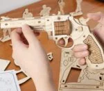 Une personne assemble un puzzle 3D de la collection Robotime sur une table.