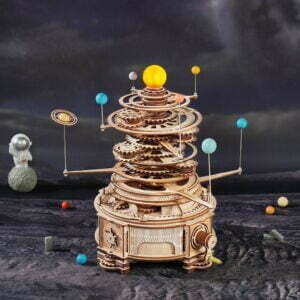 Une maquette du Système solaire mécanique avec des planètes robotiques sur le dessus.