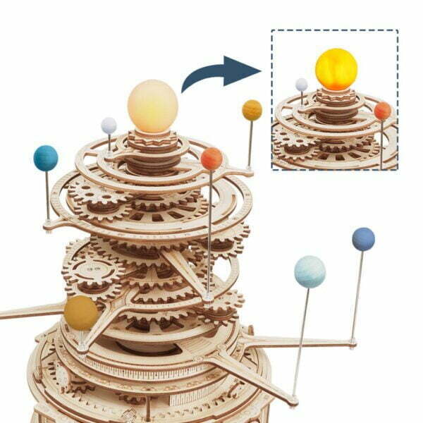 Une maquette de puzzle rokr 3d d'une tour d'horloge en bois prÃ©sentant le systÃ¨me solaire mÃ©canique.