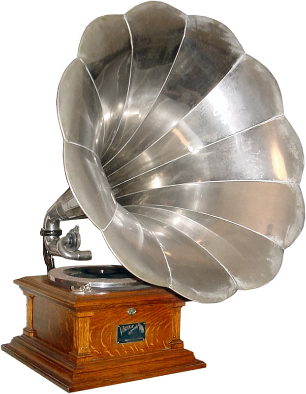 Un Gramophone classique électrique argenté classique avec 3 vinyles sur un support en bois.