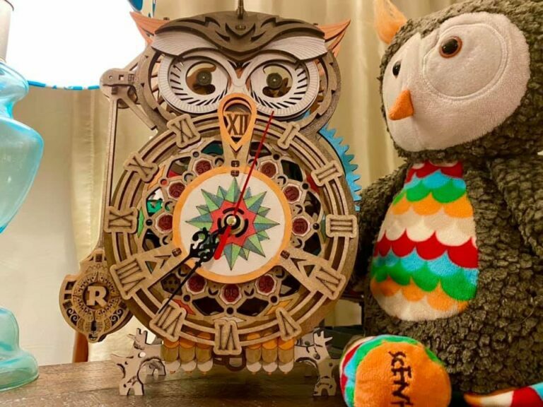 Guide d'assemblage des puzzles 3D en bois lazy Une maquette d'un hibou en peluche à côté d'une horloge.