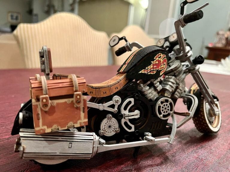 Guide d'assemblage des puzzles 3D en bois lazy Une maquette ROKR d'une moto est posée sur une table.