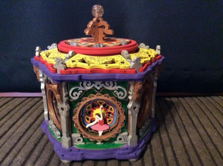 Guide d'assemblage des puzzles 3D en bois lazy Une maquette robotime puzzle 3D avec une horloge sur le dessus.