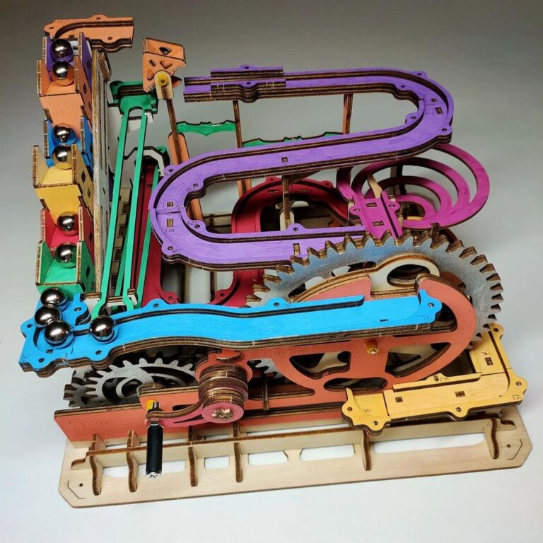 Guide d'assemblage des puzzles 3D en bois lazy Un modèle de puzzle Rokr coloré d'une machine avec des engrenages en bois.