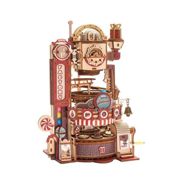 Une maquette rokr en bois d'une machine de chocolaterie avec une horloge dessus.