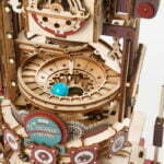 Une maquette en bois ROKR d'un Circuit à billes de Chocolaterie avec une boule bleue à l'intérieur.
