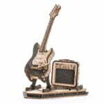 Une maquette Rokr en bois de guitare électrique et d'amplificateur.