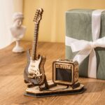 Une maquette de puzzle 3D d'un coffret cadeau en bois pour guitare électrique et amplificateur.