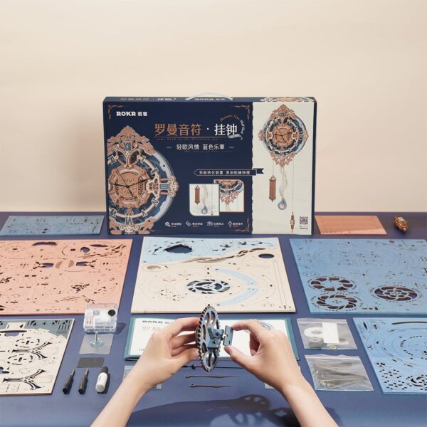Une personne assemble une maquette-puzzle 3d de l'horloge murale romantic note sur une table.