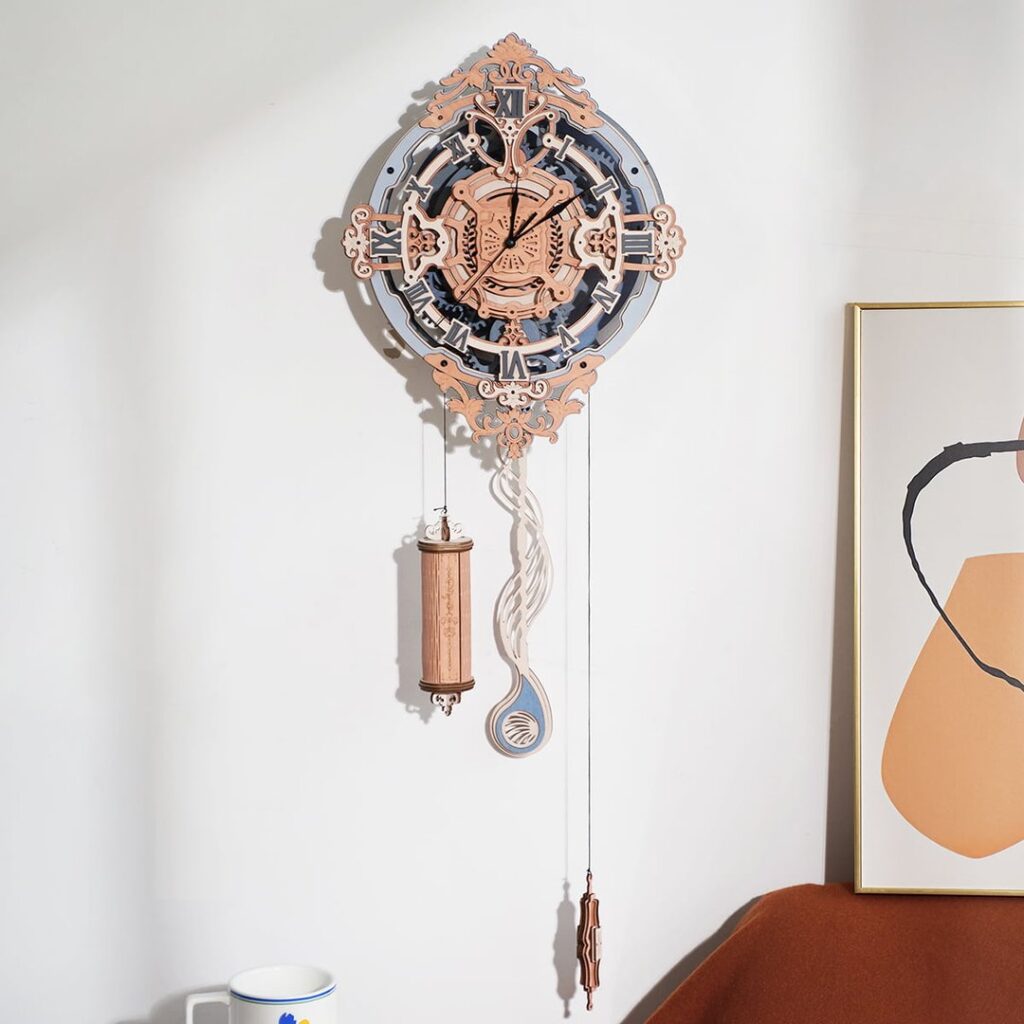 Une Horloge Murale Note Romantique accrochée au mur d'un salon, réalisée par Robotime.