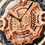 Une maquette de puzzle Rokr 3D représentant une note romantique d'horloge murale ornée d'engrenages.