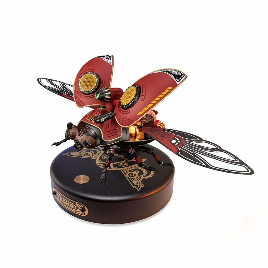 Une maquette en bois d'une abeille sur un socle noir.