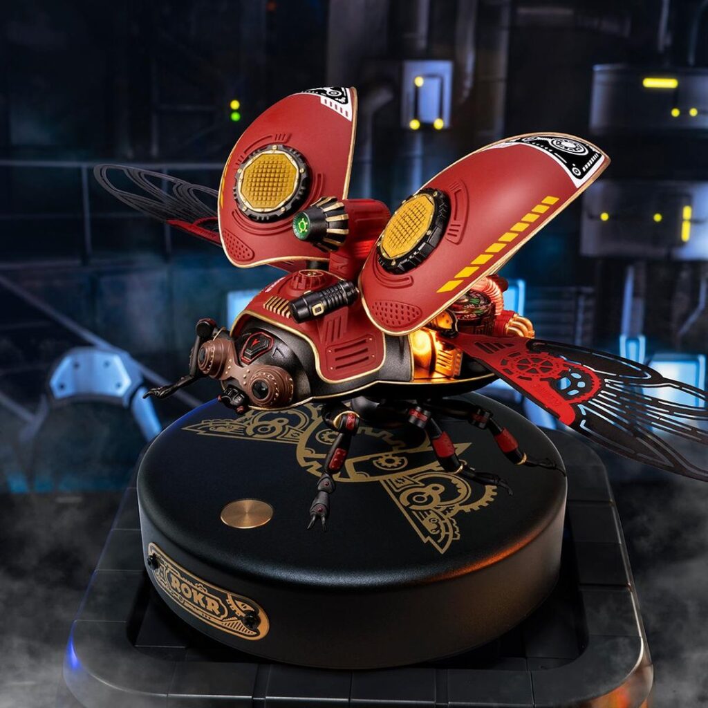 Un modèle de puzzle en bois 3D représentant un insecte rouge et noir sur une base noire.