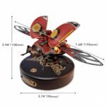 Une maquette en bois d'un insecte volant sur une boîte.