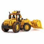 Un bulldozer jouet en bois 3D jaune sur fond blanc.