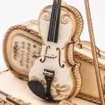 Une maquette ROKR d'un violon sur une caisse en bois.