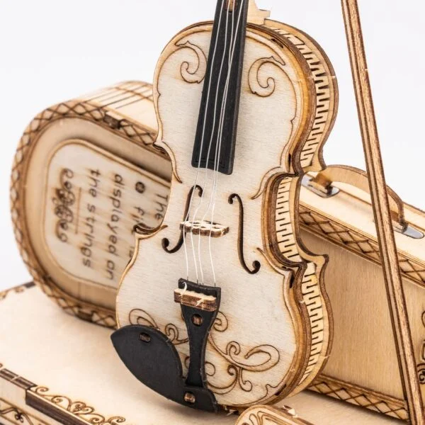 Une maquette ROKR d'un violon sur une caisse en bois.