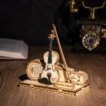 Une maquette en bois de violon 3D sur une table en bois.