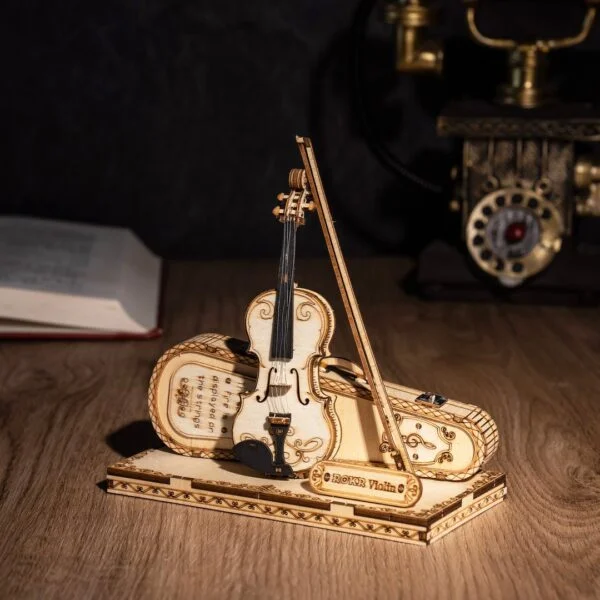 Une maquette en bois de violon 3D sur une table en bois.