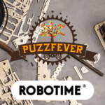 La maquette ROKR repose sur une table en bois portant le logo Robotime.