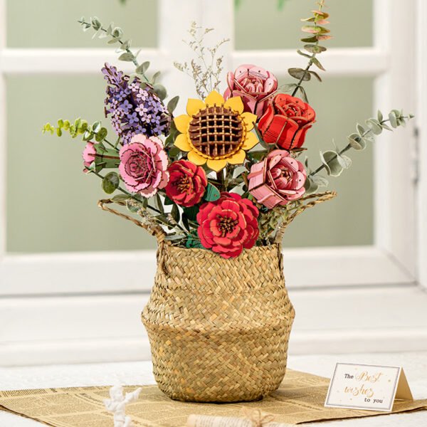 Un rowood bouquet de fleurs en bois puzzle 3d en bois dans un panier en osier.