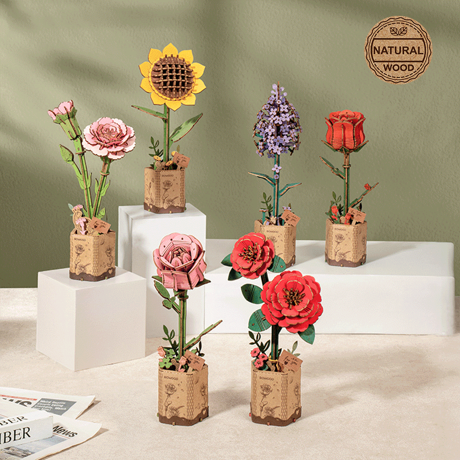 Un magnifique Rowood Bouquet de fleurs en bois Puzzle 3D en bois disposé dans des sacs en papier marron sur une table.