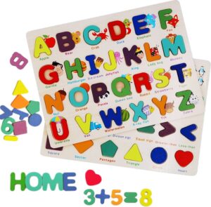 Un puzzle en bois avec des lettres et des chiffres.