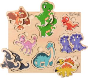 Un puzzle en bois avec différents dinosaures dessus.